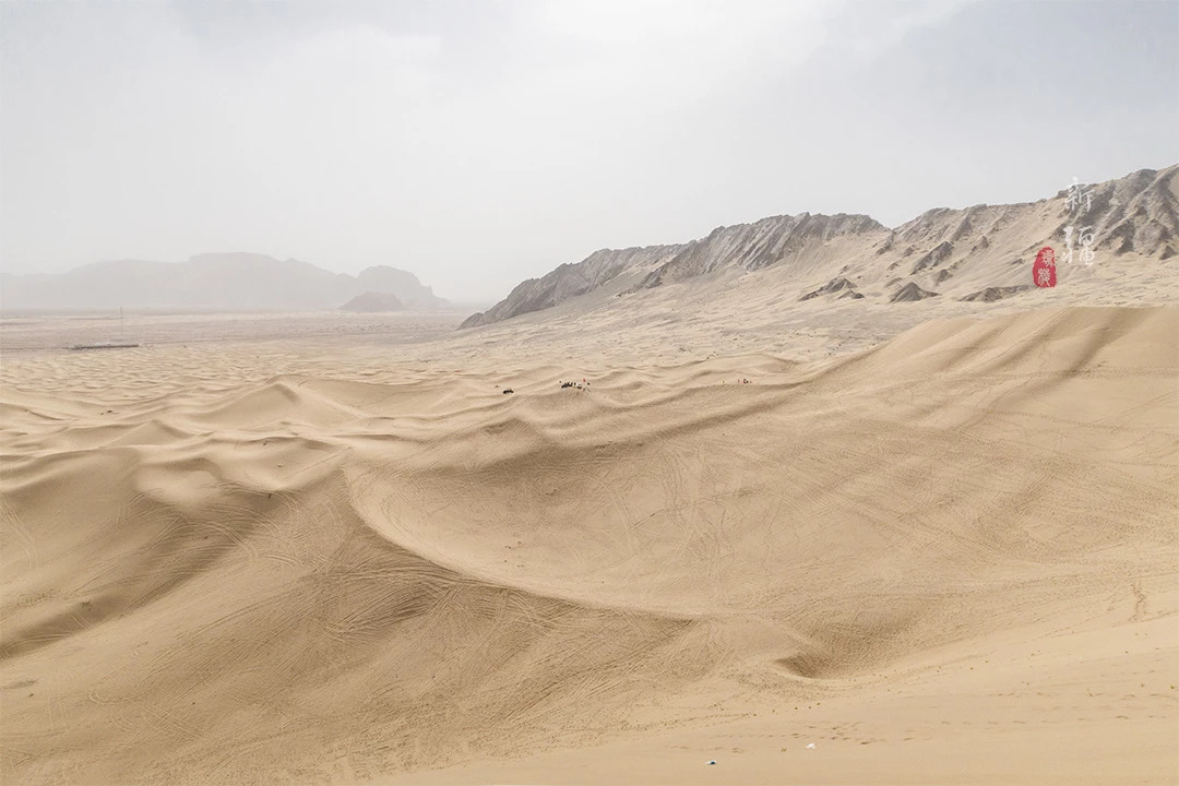 喀什库木塔格沙漠冲浪体验,沙漠滑沙比海上冲浪还过瘾