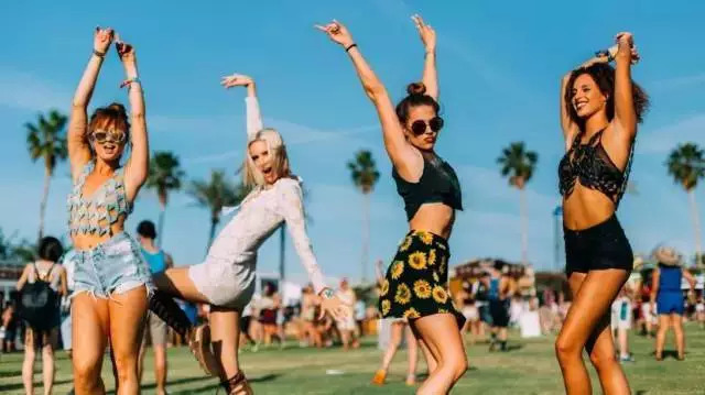 鞋穿久了脚臭怎么解决,洗完鞋后鞋子有臭味怎么永久去除