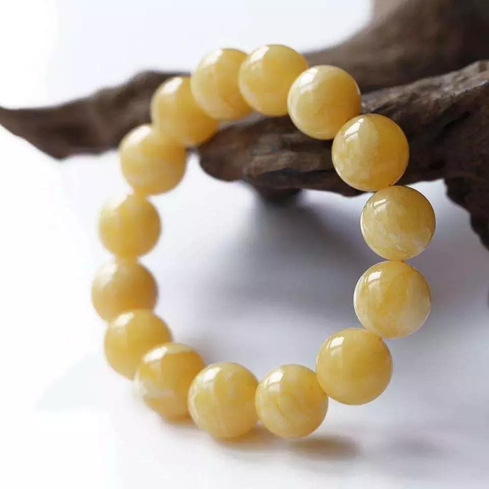 女人佩戴蜜蜡手串有哪些好处与禁忌,新手如何保养蜜蜡手串?