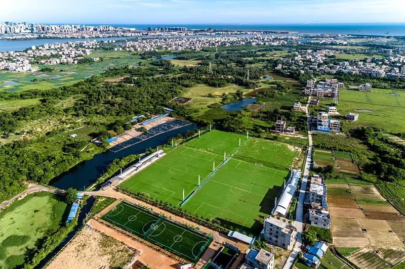 要么在深渊里哭，要么在深渊里爬｜海南足球青训实录