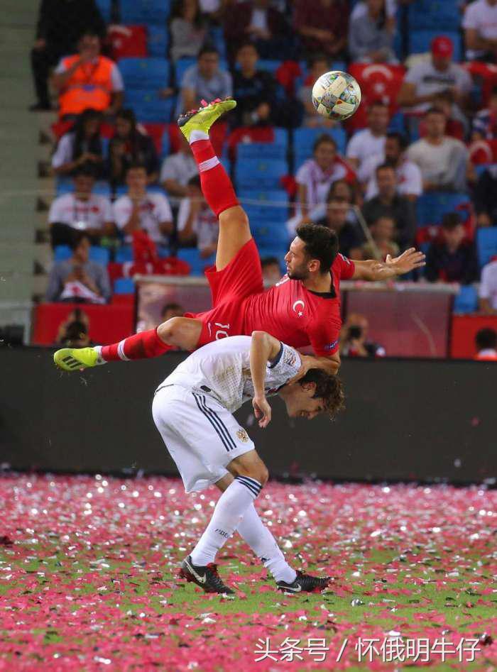 老式扫帚紧急打扫球场？欧国联土耳其俄罗斯“红毯”上踢球！
