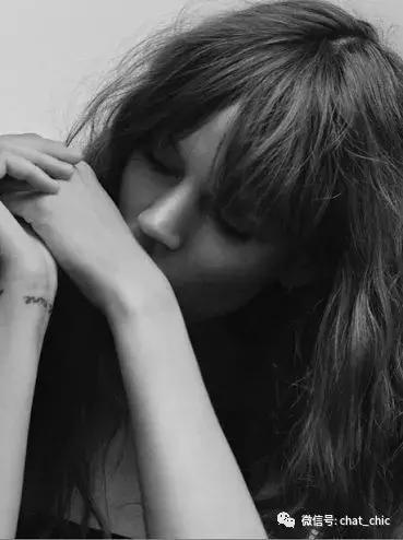 当你有一件纯白的衬衣,洁白的衬衫散发着好闻的味道