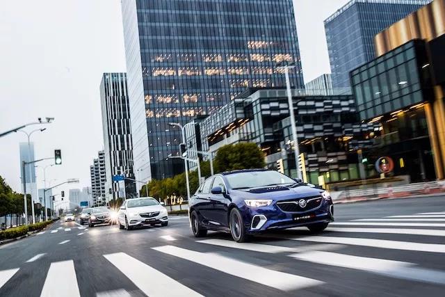 别克轿跑君威gs白色,新款君威gs惊艳登场