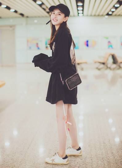 宋祖儿撞脸杨超越，但是两人的腿差距大，看腿谁赢了？