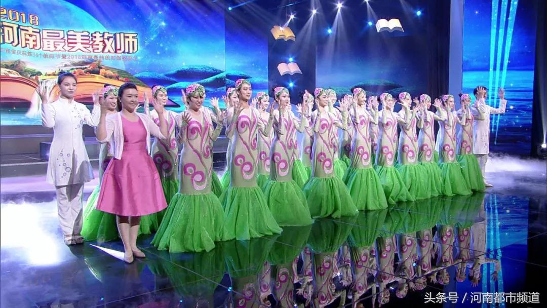 海霞哽咽播音,央视著名主持人海霞年轻时的图片