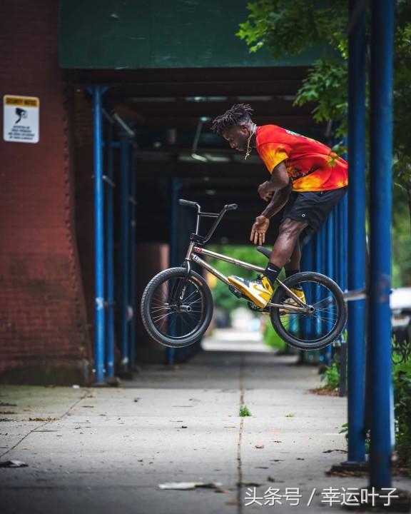 aj椋炴獝璧板,绌跨潃aj灏忓績缈肩考璧拌矾