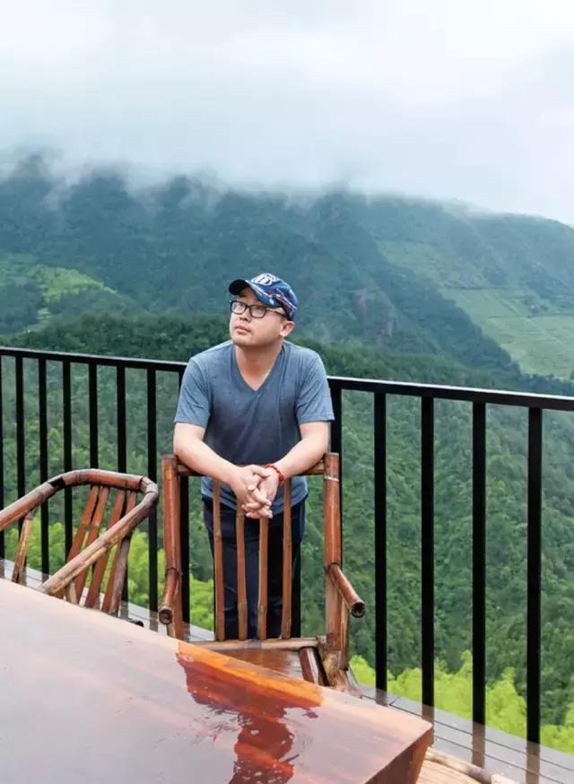 她和发小在500米悬崖边盖了云中小屋，走吧，这次我们一起去看云~