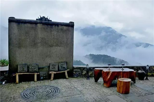 她和发小在500米悬崖边盖了云中小屋，走吧，这次我们一起去看云~