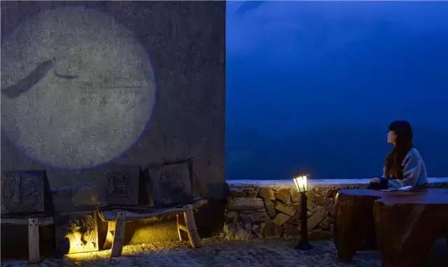 她和发小在500米悬崖边盖了云中小屋，走吧，这次我们一起去看云~