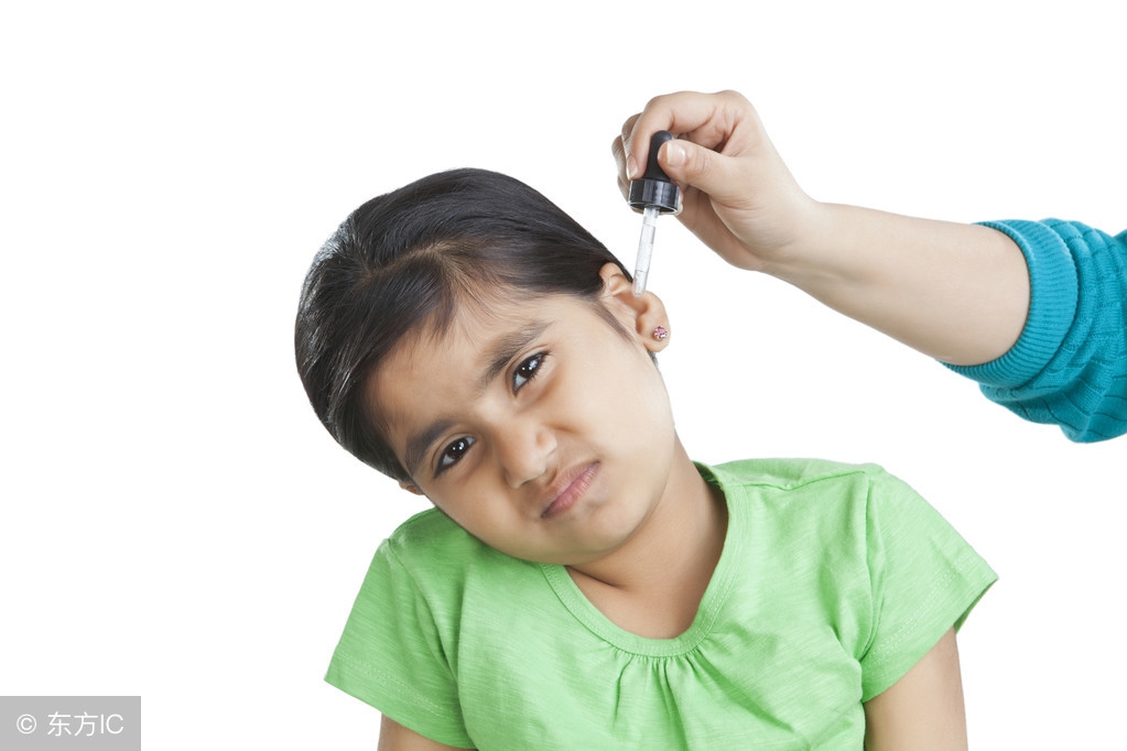 给耳朵滴药水会流到口里吗,给耳朵滴药方法