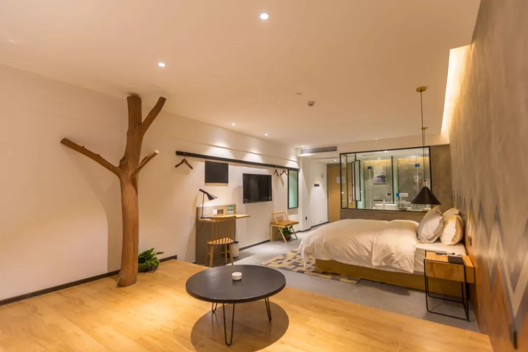 没毕业就创业！这个92年的霸道总裁，3年连开4家酒店口碑爆表，好评率94%