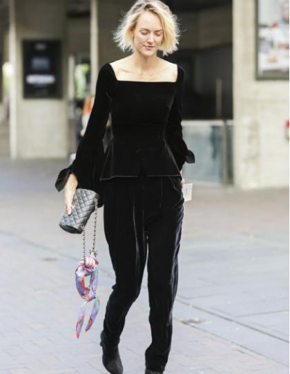 潮流搭配丝巾的多种系法不再单一,秋冬丝巾的时尚系法生活小妙招