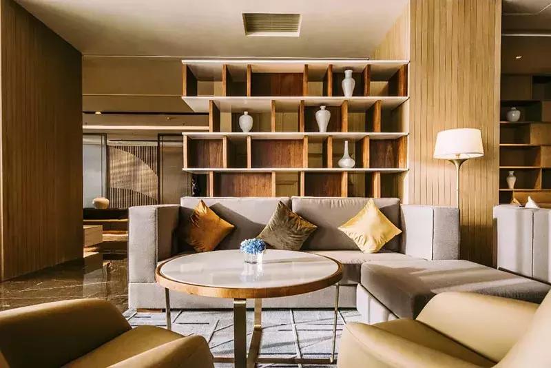 王子饭店曾经的女老板，在北郊盖了栋楼，里面放了1600件瓷器