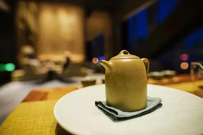 王子饭店曾经的女老板，在北郊盖了栋楼，里面放了1600件瓷器