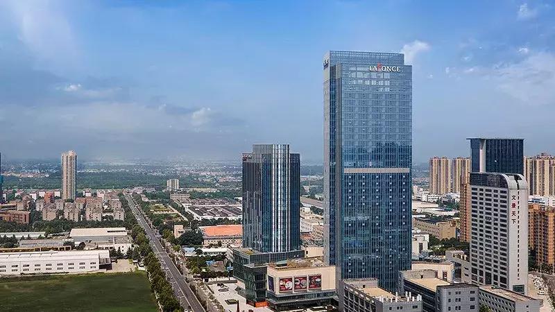 王子饭店曾经的女老板，在北郊盖了栋楼，里面放了1600件瓷器