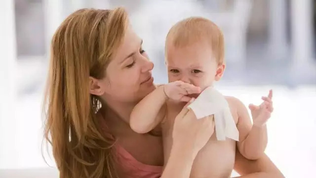 宝宝大便干大便有血怎么办,小孩眼屎多小便黄