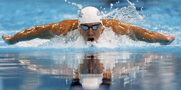 游泳教学初学者如何学习蝶泳,学游泳视频教程初学者入门技巧