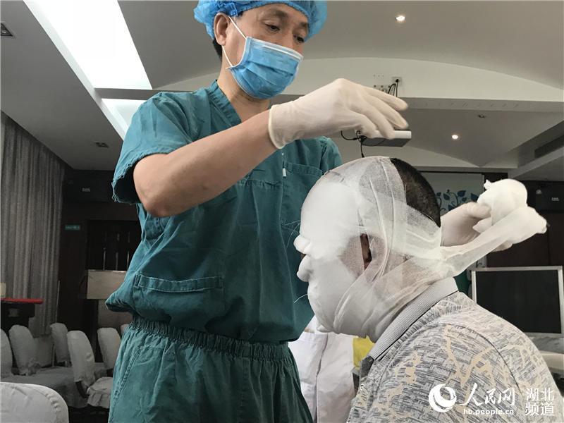 武汉帅气小伙整容成轻微面瘫,武汉男孩被烧伤