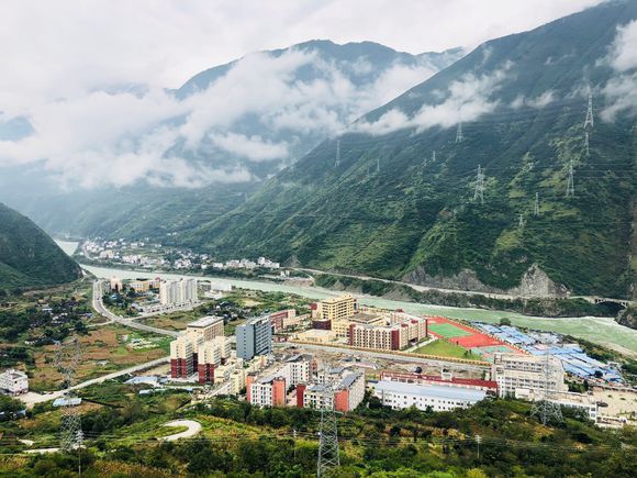 女骑士大踏板摩旅318川藏线 (318川藏线天堂之路)