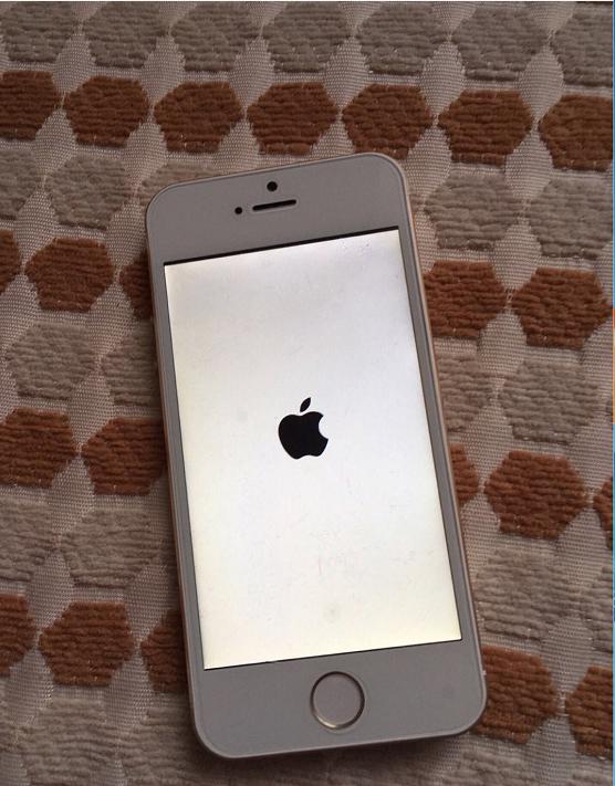 这就是贪便宜的后果？网友居然买到山寨iPhoneSE！第一次见！