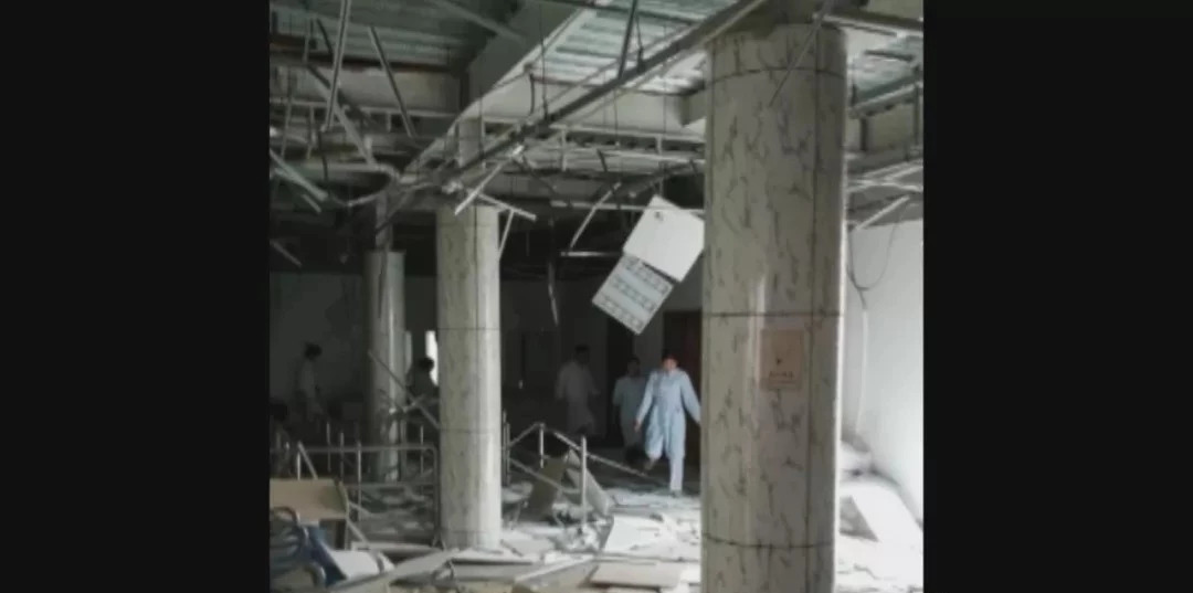 无锡一民营医院大厅被堆黄沙大门被封住权属纠纷引发矛盾