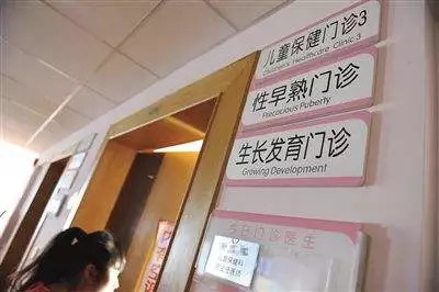 女童来大姨妈吃什么食物好,三年级女孩来大姨妈了怎么回事