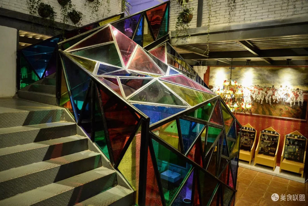 每天都有大量肉食动物到昆明废旧工厂，狂啃50CM高的火焰战斧牛排