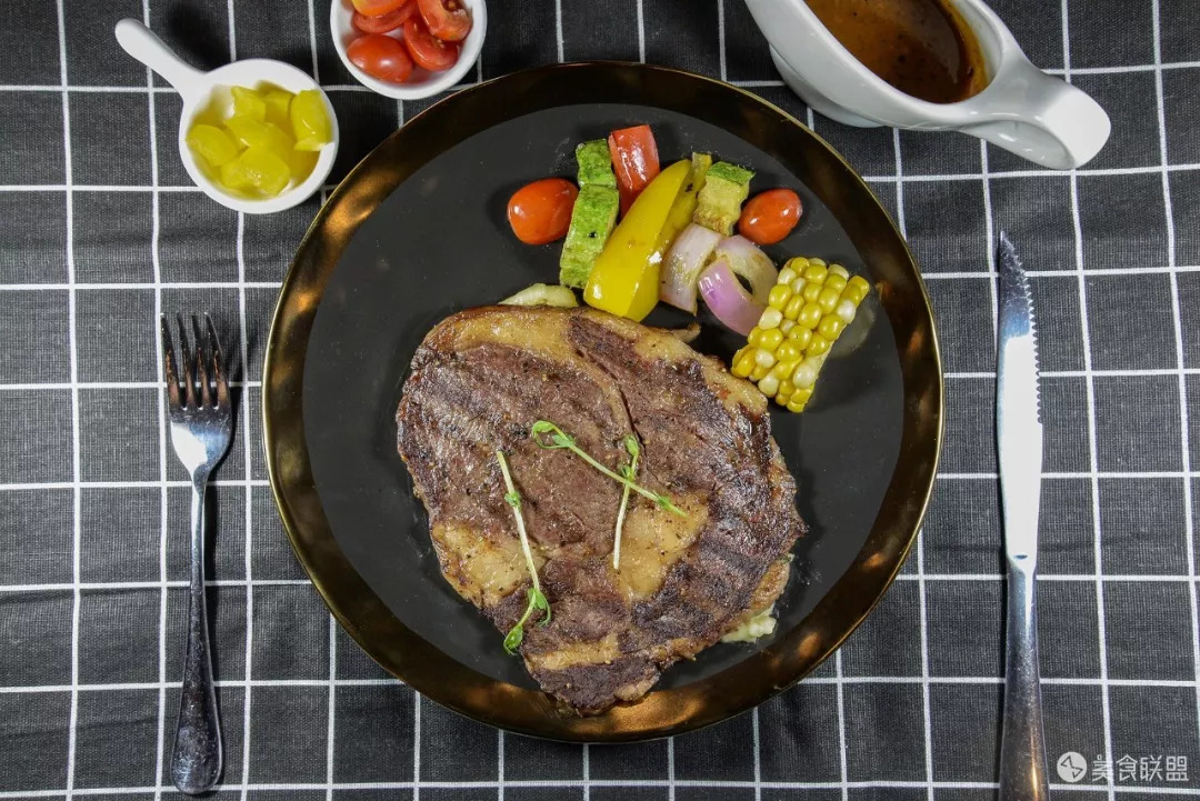 每天都有大量肉食动物到昆明废旧工厂，狂啃50CM高的火焰战斧牛排