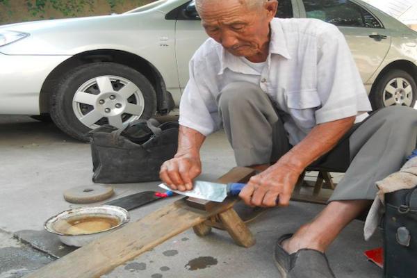 农村街上的老手艺，“骑着它不走，走着不能骑”，磨剪子戗菜刀
