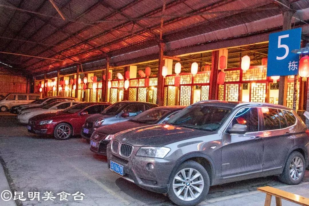 藏在昆明老厂房里的柴火鸡，一款酱料价值百万，连续排队5年