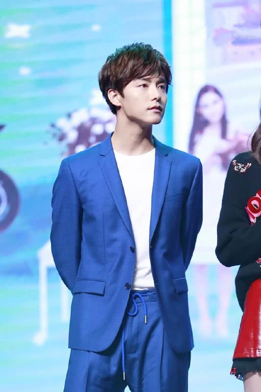 特别喜欢马天宇干净利落的样子，但他把鞋带系在西裤上，太任性！