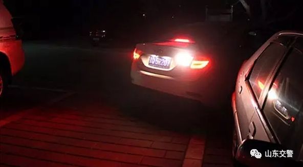 如何不踩刹车让倒车灯亮,夜间倒车灯看不见怎么办