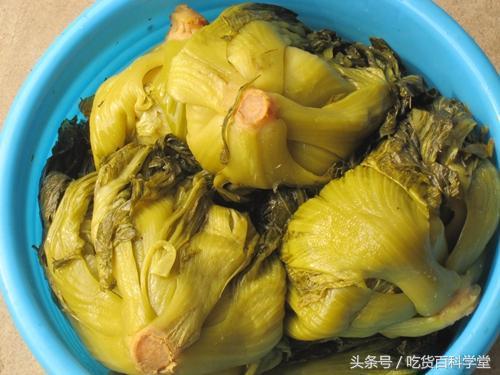 老妈腌的酸菜最下饭,老妈做法酸菜