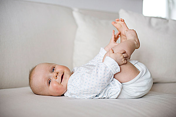 湿疹后皮肤白一块,宝宝湿疹涂药后皮肤一块块白的