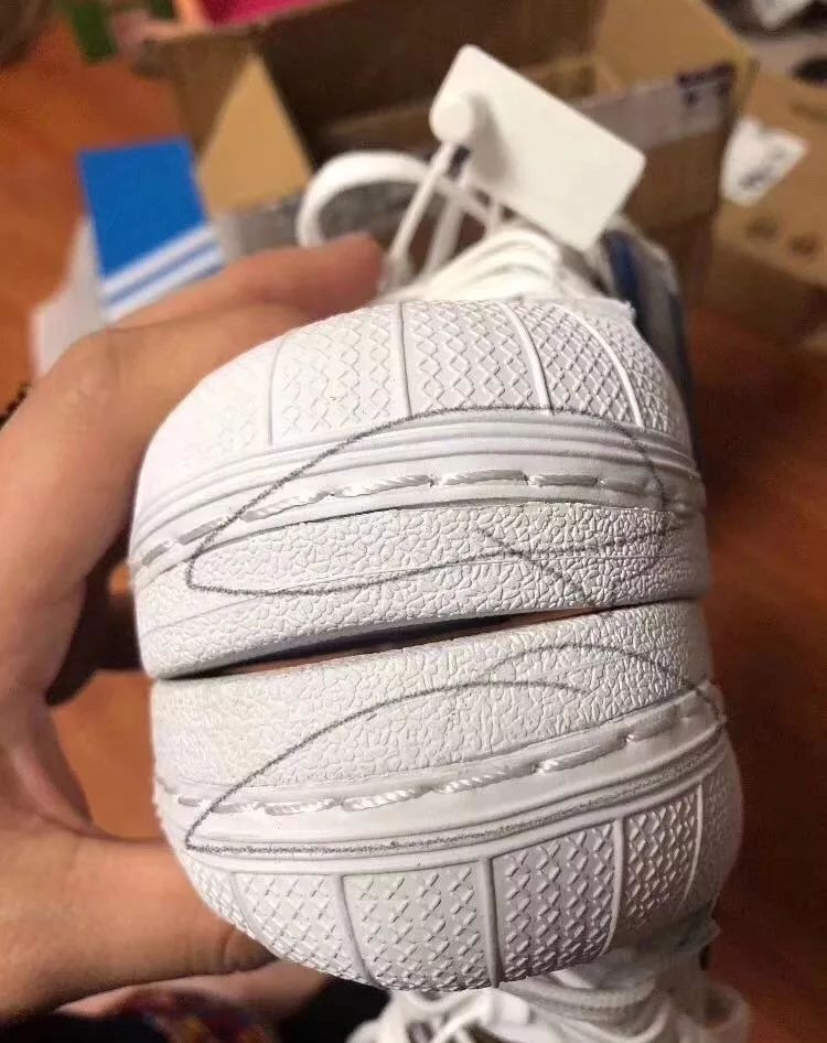 我还是个学生啊!你怎么能拉黑我这样的奇葩记者艺术家,扎心了!