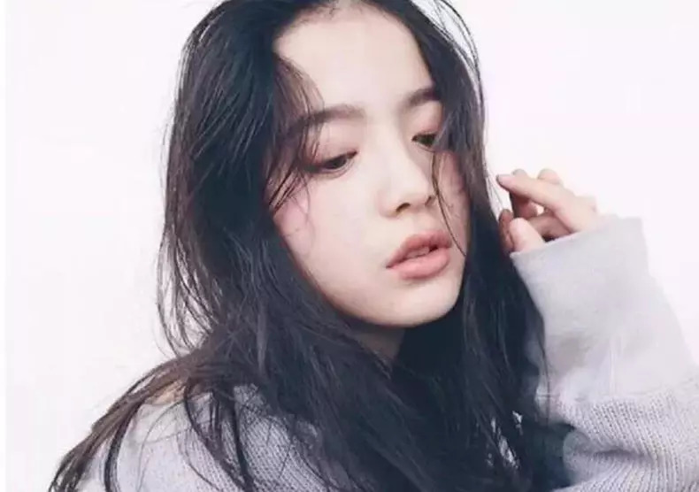 最火刘海女生显脸小适合大饼脸,一分钟就能搞定的发型显脸小