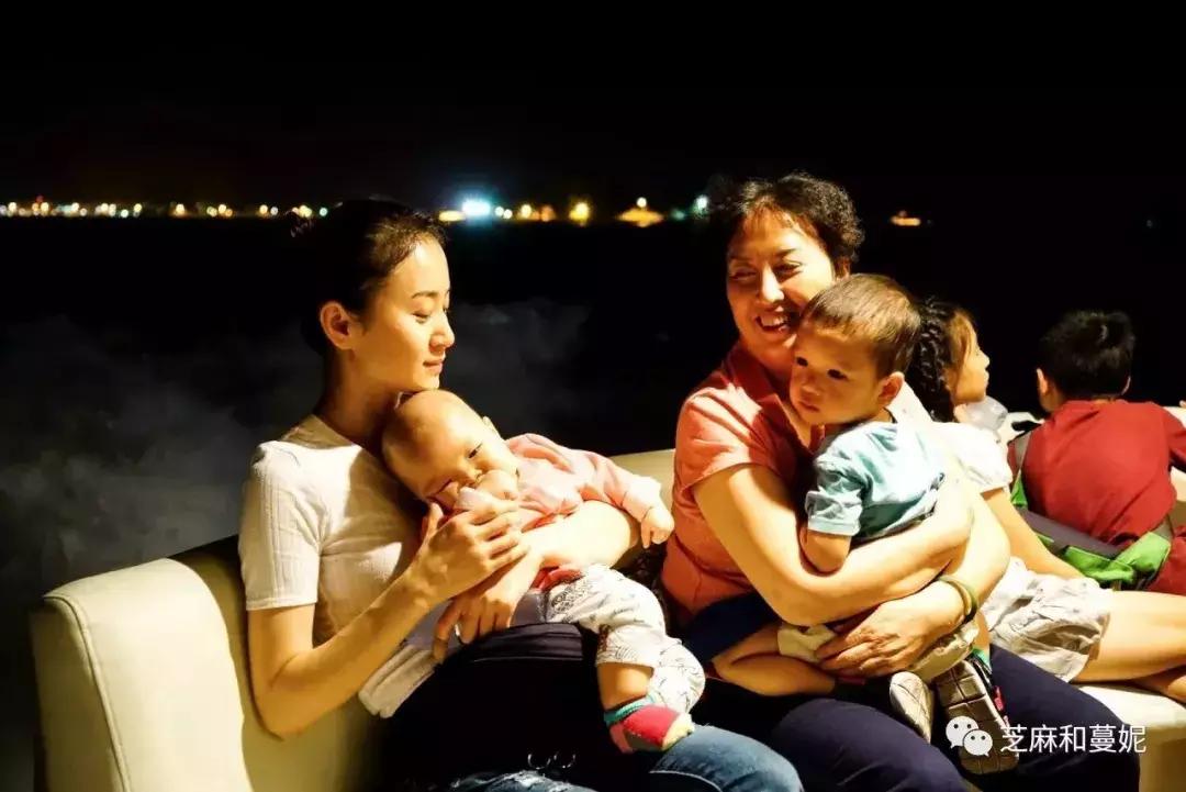 带两个孩子出去的妈妈,带两个孩子的妈妈去旅行