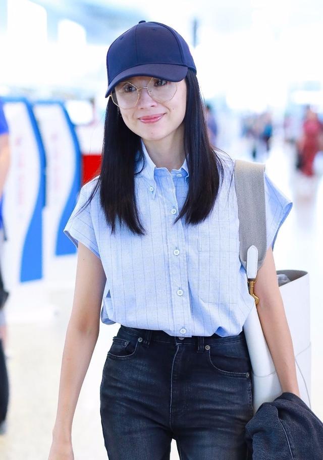 40岁董洁素颜出街面色憔悴,董洁素颜现身机场穿的咖色上衣