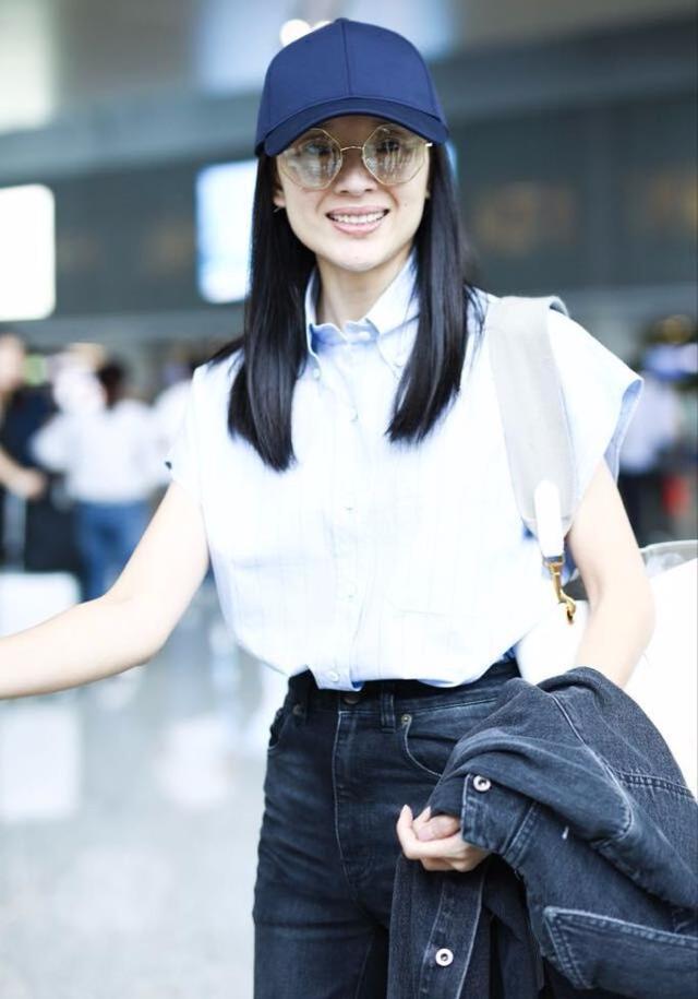 40岁董洁素颜出街面色憔悴,董洁素颜现身机场穿的咖色上衣