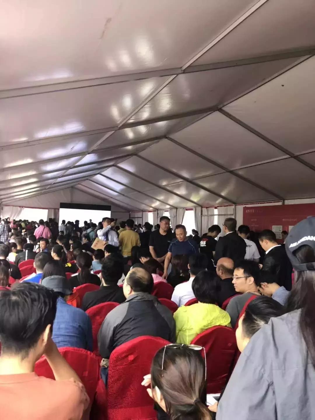 和悦华玺开盘现场：335组客户选646套房，几乎不见弃选！