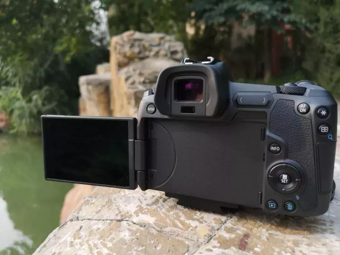 转接环如同原生操控性基因强大佳能EOSR初步评测