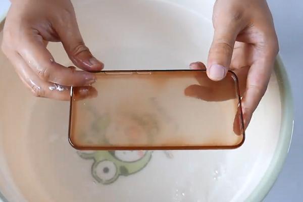 手机壳变黄了不要丢,手机壳发黄一招处理干净