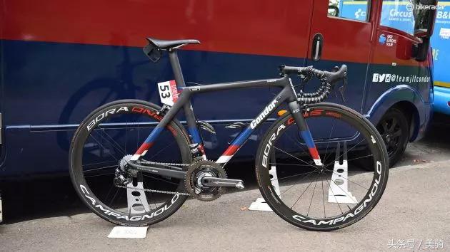 器材盛宴环英国上的车手战车