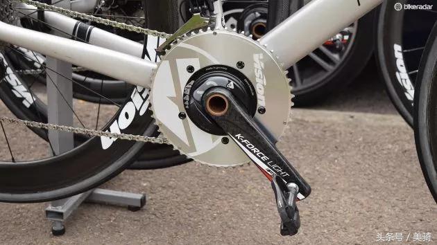 器材盛宴环英国上的车手战车