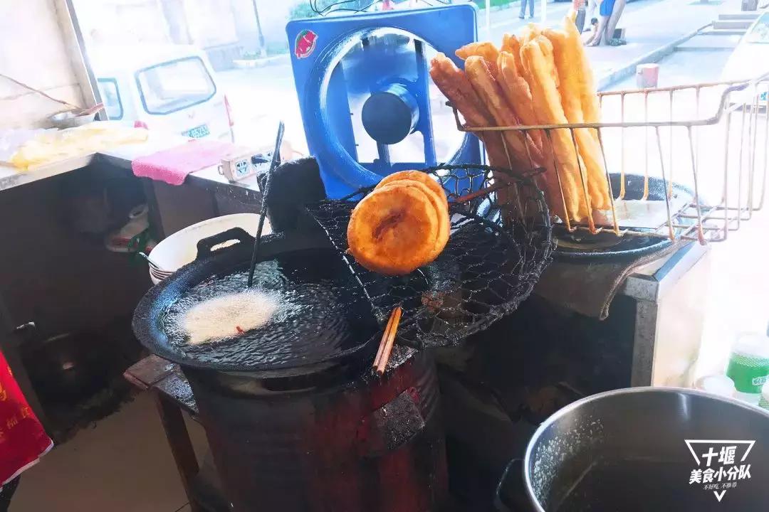 一方天地两柄勺！藏在十堰小区里的这些面窝摊，全靠熟人带路