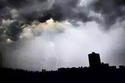 打雷玩手机导电吗,打雷时能玩手机吗室内