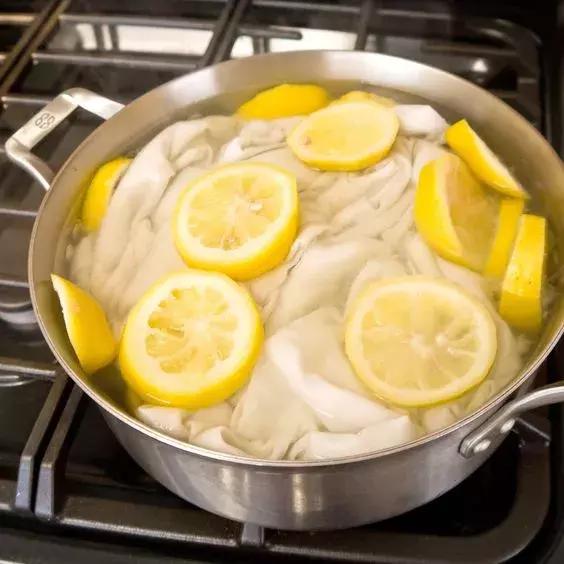 衣服发黄不要怕用它泡一泡,用漂白剂把白色衣服漂黄了怎么办