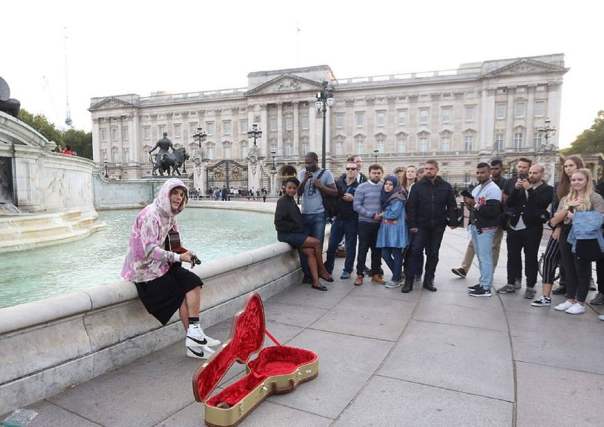 海莉比伯现身洛杉矶街头,比伯最新表演
