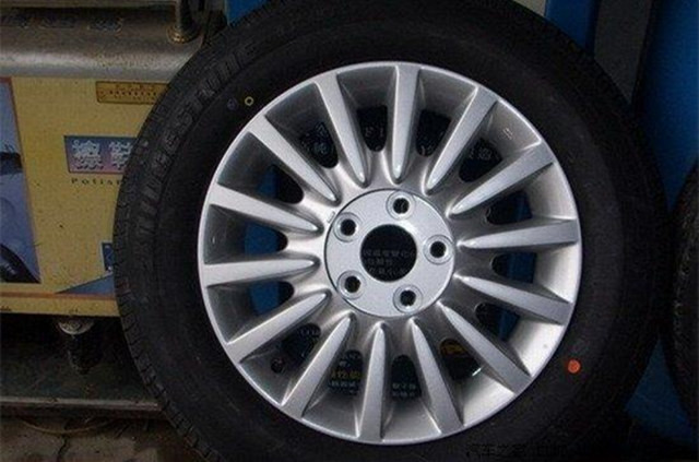 新轮胎上标记的小圆点的作用,轮胎有个小圆点是朝外面吗