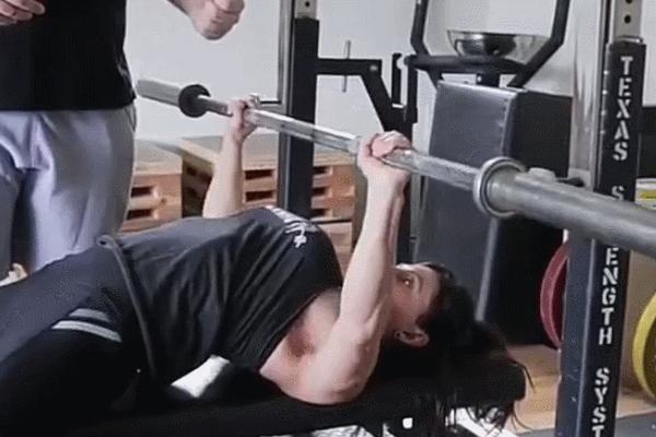 卧推的要点,有哪些卧推动作